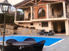 Villa en zona alta con piscina, jardín y barbacoa